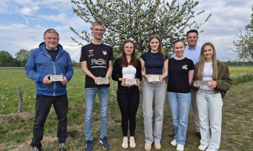Bürgermeister Matthias Nerlich (2.v.r.) bedankte sich bei den geehrten Sportlerinnen und Sportlern für ihr Engagement und überreichte ihnen die Plaketten für ihre Patenbäume.