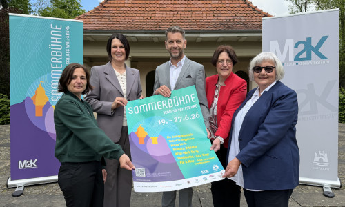 Freuen sich auf die Sommerbühne 2026: (v.l.n.r.): Melanie Prost (Fachverantwortliche Veranstaltungen und Projekte M2K, Stadt Wolfsburg), Silke Comberg (Sparkasse Celle-Gifhorn-Wolfsburg), Oberbürgermeister Dennis Weilmann, Susanne Wiersch (1. Vorsitzende Freundeskreis der Internationalen Sommerbühne) und Monika Kiekenap-Wilhelm (Institutsleitung M2K).