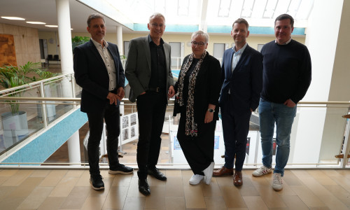 Christian Brinsa, Geschäftsbereichsleiter Hochbau, Kai-Uwe Hirschheide, Erster Stadtrat und Stadtbaurat, Iris Bothe, Dezernentin für Jugend, Bildung, Integration und Soziales, Oberbürgermeister Dennis Weilmann und Christoph Andacht, Geschäftsbereichsleiter Schule (v.l.), präsentierten gemeinsam das Konzept.