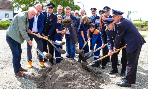 Mit einem feierlichen ersten Spatenstich wurde am Dienstag, 19 Mai 2026, der Startschuss für den Neubau des Feuerwehrhauses auf dem Eckgrundstück Ahlumer Weg/ Leipziger Alleeim Wolfenbütteler Ortsteil Wendessen gegeben.