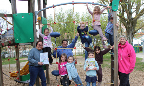  Ein gemeinsames Gruppenfoto zur Erinnerung: Die Vorschulkinder in Fümmelse mit Überraschungsgast Maren und den besten Grüßen an die Kinder der Kita Kennedystraße in Oldenburg. 