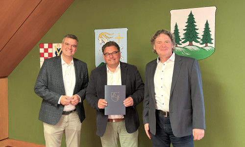 Setzen auch für die kommenden drei Jahre auf eine enge Zusammenarbeit im Rahmen der „Kommunalen Entwicklungspartnerschaft“ (KEP) (von links): Landrat Dr. Alexander Saipa, Braunlages Bürgermeister Wolfgang Langer und Dr. Oliver Fuchs vom Amt für regionale Landesentwicklung Braunschweig. 
