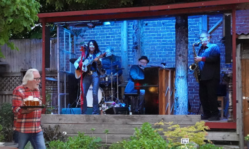 Gelungener Konzert-Auftakt auf der "kleinen Waldbühne" im Musikgarten. Video: Matthias Kettling