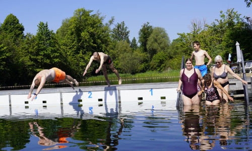 Mit dem traditionellen Sprung ins noch rund 18 Grad kalte Wasser ist am vergangenen Samstag offiziell die Badesaison 2026 im Natur- und Familienbad Fümmelsee eröffnet worden.