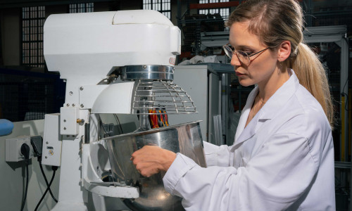 Prof. Inka Mai bei der Entwicklung einer speziellen Materialrezeptur für den 3D-Druck.