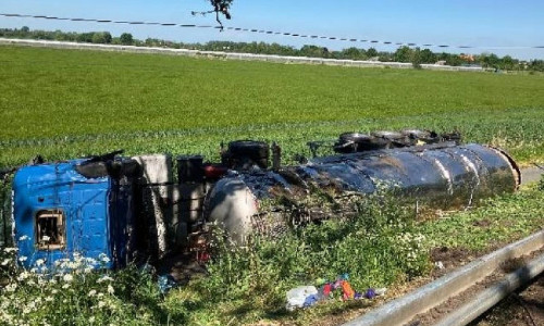 Sattelzug kommt von der Straße ab und landet auf dem Radweg (Archiv)