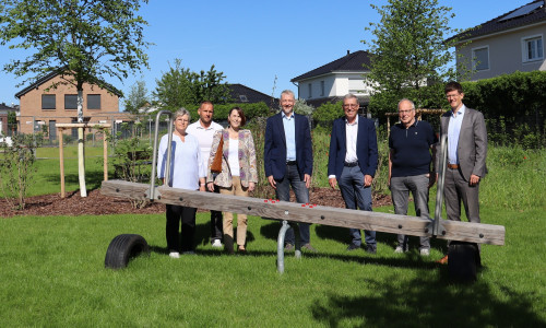 Teileröffnung der neuen Freifläche in Wahle (v.l.n.r.): Gemeinde Vechelde: Petra Geppert (Tiefbau), Michael Nowaczyk (Tiefbau), Britta Schwartz-Landeck (Erste Gemeinderätin), Ortsrat Wahle: Michael Volny, Uwe Flamm, Michael Hanne, Tobias Grünert (Gemeindebürgermeister)