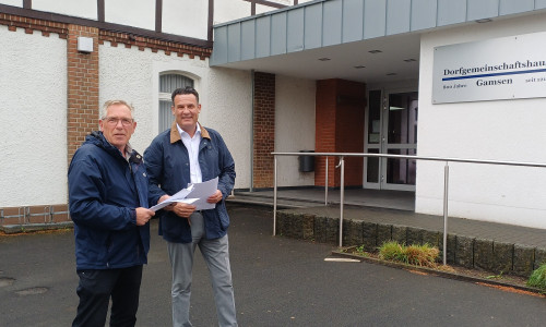 Ortsbürgermeister Dirk Reuß und Bürgermeister Matthias Nerlich bei einer Besprechung vor dem Eingang des Dorfgemeinschaftshauses und dem Fachwerk-Gemeindehaus, das Teil des Projektes ist.