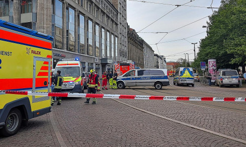 Auto fährt in Leipzig in Menschenmenge am 04.05.2026