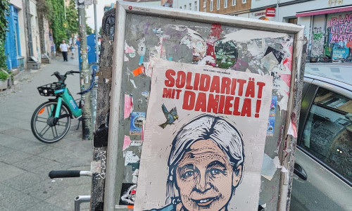 Plakat wirbt für Solidarität mit Daniela Klette (Archiv)
