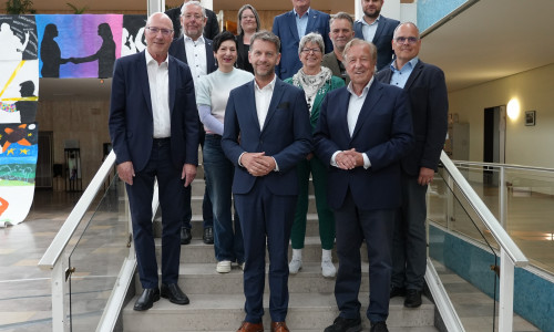 Oberbürgermeister Dennis Weilmann (v.l.), Prof. Rolf Schnellecke (v.r.), Dr. Hans-Joachim Throl (zweite Reihe links) sowie weitere Vertreter aus Politik und Stadtverwaltung stellen ihre Stiftungs-Idee vor.