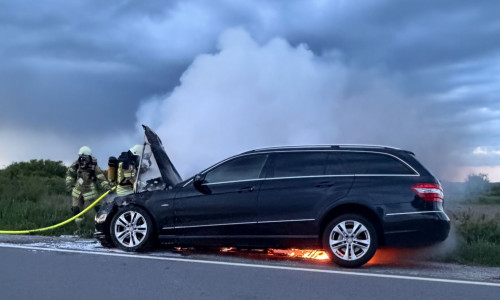 Das Auto war auf der L297 in Brand geraten.