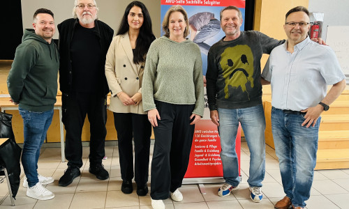 Dennis Neutsch (Schulsozialarbeit), Thomas Rößner (Präventionsrat), Kimia Talepur (AWO-Salto Suchthilfe), Esther Lischewski (Schulleitung Kranich-Gymnasium), Uli Borowka, Dinc Dincer (Bürgerservice für Migranten) (v. li.).
