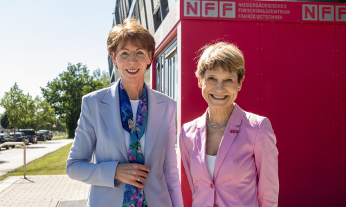 Hauke Stars, Konzernvorständin für IT, Volkswagen Group gemeinsam mit Prof. Dr. Angela Ittel, Präsidentin TU Braunschweig.