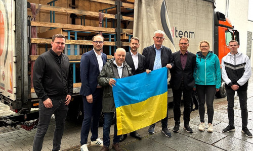 Oberbürgermeister Dennis Weilmann brachte mit weiteren Vertretenden Schulmöbel auf den Weg in die Ukraine.
