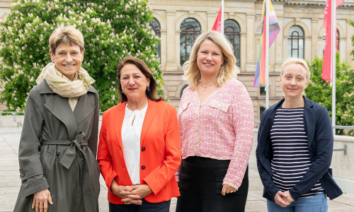 TU-Präsidentin Prof. Angela Ittel, Heike Eckhoff, Geschäftsführerin der Oskar Kämmer Schule, Andrea Roß-Fricke, Leiterin Kommunikation und Marketing der OKS und Professorin Katharina Kellermann vom Institut für Germanistik (v.l.). 