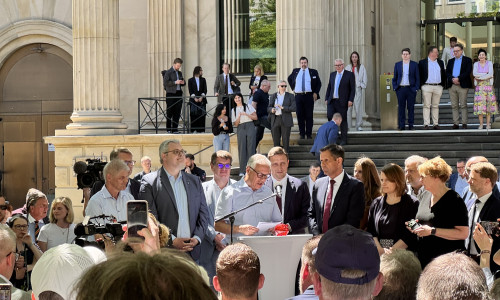 Die kommunalen Spitzenverbände übergaben die Resolution „Rettet die Kommunen!“ an den Ministerpräsidenten Olaf Lies.