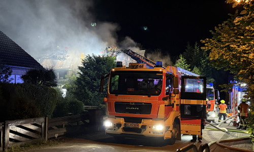 Unter anderem mit zwei Drehleitern wurde das Feuer bekämpft.