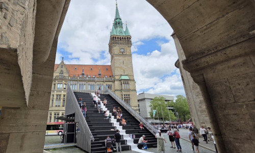 Der temporäre Architekturpavillon am Braunschweiger Dom schafft einen besonderen Ort für Austausch, Kultur und gemeinsames Erleben.