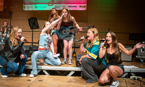 Beim „MädchenMusikCamp EMMA“ musizieren 12- bis 18-Jährige in verschiedenen Workshops und präsentieren ihre Songinterpretationen beim Abschlusskonzert.