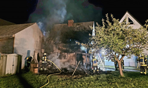 Aufmerksame Nachbarn hatten das Feuer bemerkt und die Einsatzkräfte alarmiert.