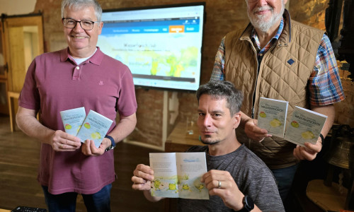 Helmut Friese (li.) und Helmut Wensing (re.) freuen sich mit Sebastian Petersen über das gelungene Büchlein „Fritzi wird ein Wasserfrosch“ und die Plattform www.wasserfrosch.club.