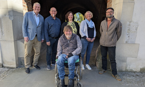 Einige Mitglieder der Arbeitsgruppe Handlungsplan Inklusion trafen sich zur ersten Sitzung nach der Zustimmung des Kreistags zum Handlungsplan Inklusion. Von links: Rolf Amelsberg, Kreisrat und Leiter der Arbeitsgruppe Handlungsplan Inklusion, Kreistagsabgeordneter Dieter Michel-Weinreich, Trixi Poggenburg, Koordinatorin für den Handlungsplan Inklusion, Christina Lange von der Lebenshilfe Gifhorn, Steffen Schult vom Verein Stellwerk e. V. – Verein zur Förderung seelischer Gesundheit, und vorn Hajo Hoffmann, Vorsitzender des Behindertenbeirats. 