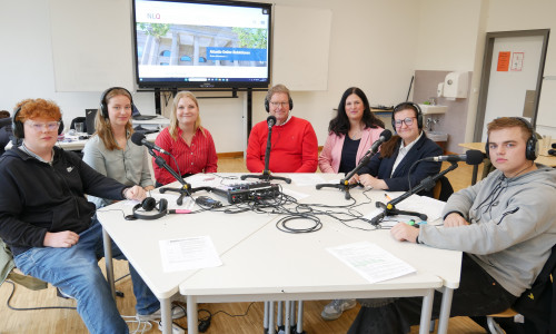 Marvin Pieper, Greta Kaufmann, Lehrerin Tessa Köthe, Hannah Leseberg und Thor Uckermann (v.l.n.r) von der Online-Redaktion der IGS Schöppenstedt direkt nach dem Debüt-Interview mit Marcus Bosse (Bildmitte). Schulleiterin Heike Grebe (dritte von rechts) freut sich über die Auswahl das Schulteams.