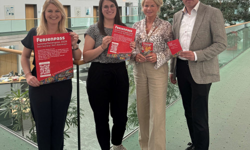 Fachdienstleiterin Mara-Lena Macke, Stadtjugendpflegerin Franziska Fuchs, Oberbürgermeisterin Urte Schwerdtner und Sparkassen-Regionaldirketor Jens Müller stellen den diesjährigen Sommer-Ferienpass vor.