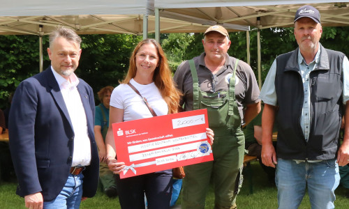 Beim ersten Benefiz- und Hegeangeln am Stadtgraben und an der Oker kam eine Spendensumme von 2.000 Euro zusammen, 