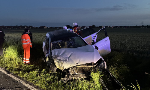 Ein Auto war von der Straße abgekommen und gegen einen Baum geprallt.