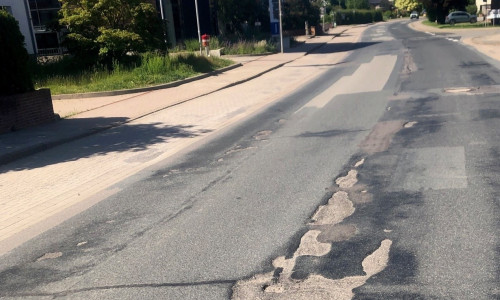 Die Ortsdurchfahrt Grasleben ist von Straßenschäden geprägt.