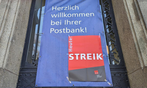 Streik-Hinweis an einer Postbank-Filiale (Archiv)