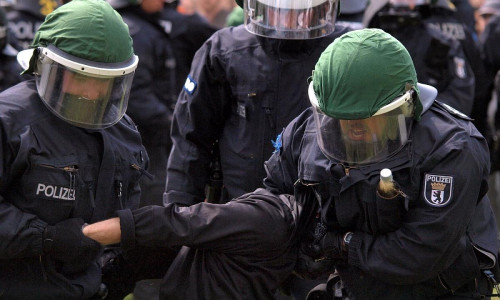 Polizisten führen eine Festnahme durch (Archiv)