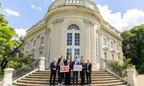 Gemeinsam mit Sponsoren aus Braunschweig und der Region sowie Vertreterinnen und Vertretern von Polizei und Feuerwehr laden Daniela Behrens, Niedersächsische Ministerin für Inneres, Sport und Digitalisierung, Oberbürgermeister Dr. Thorsten Kornblum, und Nina Fritzler, Geschäftsführerin der Braunschweig Stadtmarketing GmbH, zum Tag der Niedersachsen 2026 in die Löwenstadt ein.