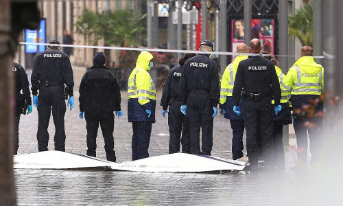 Auto fährt in Leipzig in Menschenmenge - Polizei am Tatort am 05.05.2026