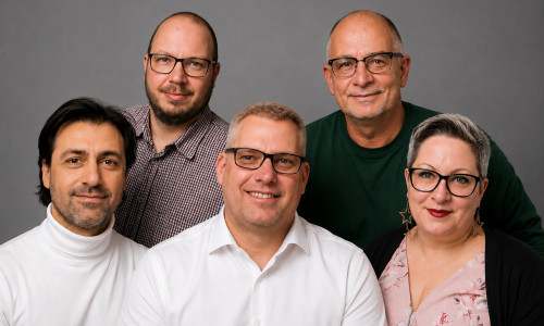 Oben links Patrick Lachmann, oben rechts Michael Schneider, unten links Babak Salimi, unten mittig Jean-Pierre Henke sowie unten rechts Marielu Farago.