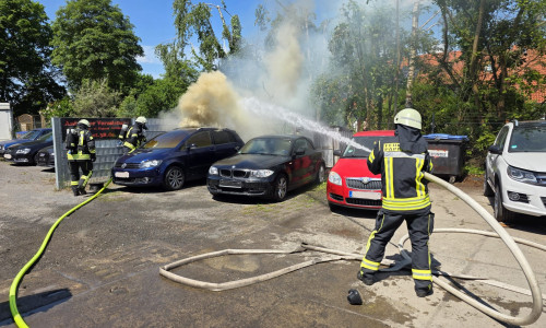 Die geparkten Autos konnten nicht mehr rechtzeitig in Sicherheit gebracht werden.