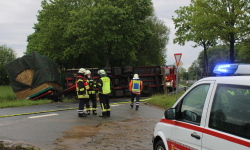 Ein mit Stroh beladener LKW war am Mittwoch von der Fahrbahn abgekommen.