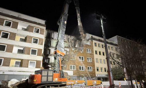 Die Abrissarbeiten am Steinweg gingen bis nach Mitternacht weiter.