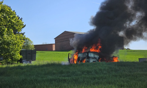 In der Nähe des Friedhofs in Salzgitter-Gitter stand ein VW-Transporter Vollbrand.