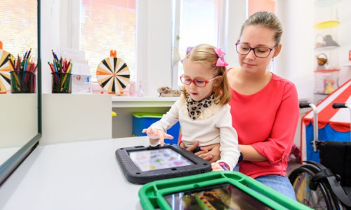 Im Kindergarten werden technische Hilfsmittel zur Kommunikation genutzt.