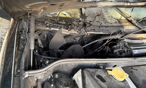 Der Brand hinterließ am BMW deutliche Spuren.
