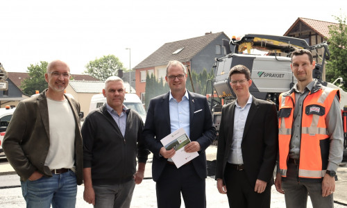 Dirk Bankes (Wasserverband Peine), Maik Wiedemann (Ortsbürgermeister Bettmar), Michael Peuke (NLStBV Geschäftsbereichsleiter Wolfenbüttel), Tobias Grünert (Gemeindebürgermeister) und Sören Schlüter (Technischer Gruppenleiter Strabag) (v. li.). 