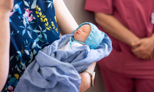 Der Bundesverband Frühgeborene e. V. hat der Neonatologie des Städtischen Klinikums Braunschweig die Frühgeborenenpuppe „Lewis“ übergeben. 