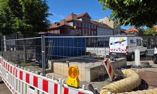 Der Brunnen an der Reichsstraße wird repariert. 