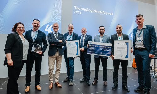 Anke Bergmann (Referentin Innovation der IHK Braunschweig), Dr. Mohammad Bahar (CEO & Co-Founder Composite Edge), Wolfgang Haupt (Composite Edge), Prof. Dr.-Ing. Markus Böl (Technische Universität Braunschweig, IMA), Dr. Florian Löbermann (Hauptgeschäftsführer der IHK Braunschweig), M. Sc. Yaser Zyada (CTO Composite Edge), M. Sc. Arash Yazdan (CRDO Composite Edge), Marcus Brünnel (Referent Innovation der IHK Braunschweig) (v. li.). 