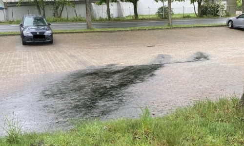 Öllache auf dem Parkplatz an der Sporthalle in Mörse.