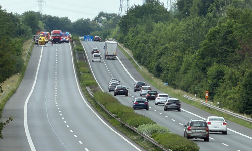 Gleich zwei schwere Verkehrsunfälle innerhalb kurzer Zeit haben am Samstagmittag auf der A39
