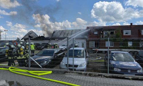 Insgesamt waren die Feuerwehren der Samtgemeinde Wesendorf mit rund 70 Einsatzkräften vor Ort.